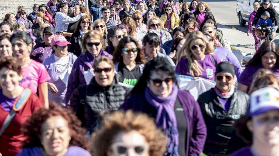 un-centenar-de-mujeres-sumo-la-caminata-para-concientizar-sobre-violencia-de-genero