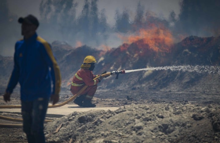 incendios-en-mendoza:-un-equipo-de-rugby-chileno-entre-los-evacuados,-casas-quemadas-y-sigue-el-combate-contra-el-fuego