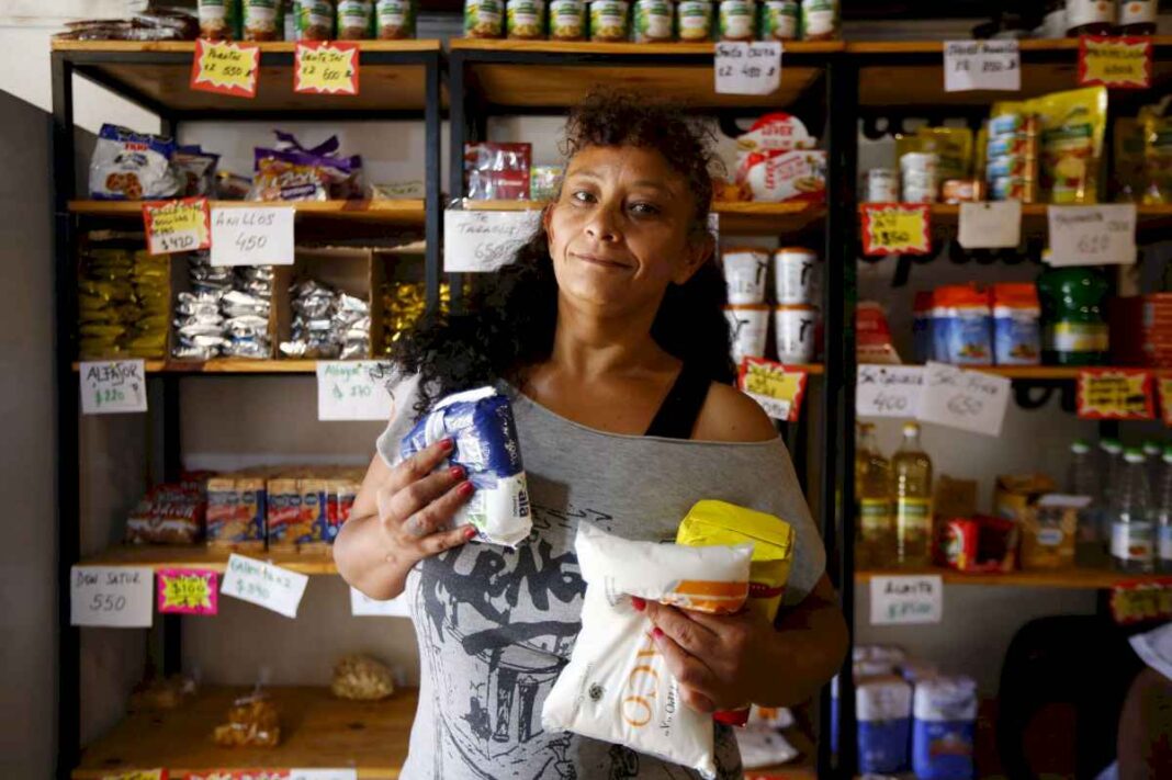 antes-me-alimentaba,-ahora-lleno-la-panza:-por-el-aumento-de-precios,-en-los-barrios-populares-compran-por-unidad,-en-trozos-y-hasta-por-hoja