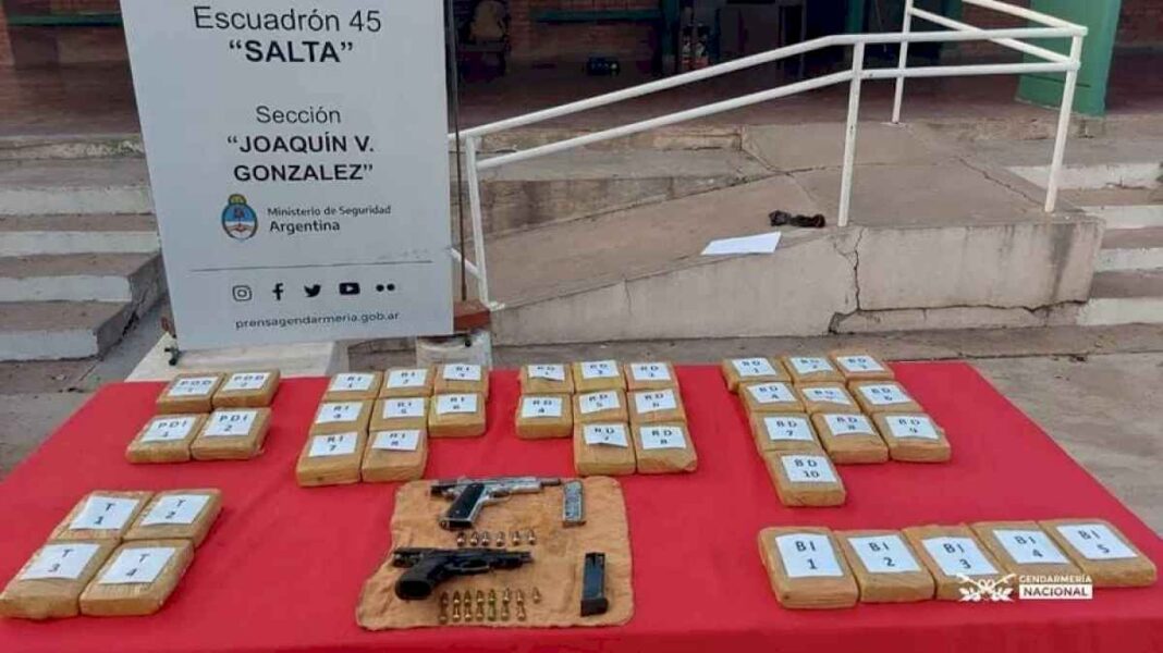 trafico-de-drogas.-gendarmeria-decomiso-20-kilos-de-cocaina-al-inspeccionar-un-vehiculo-en-un-control-de-transito