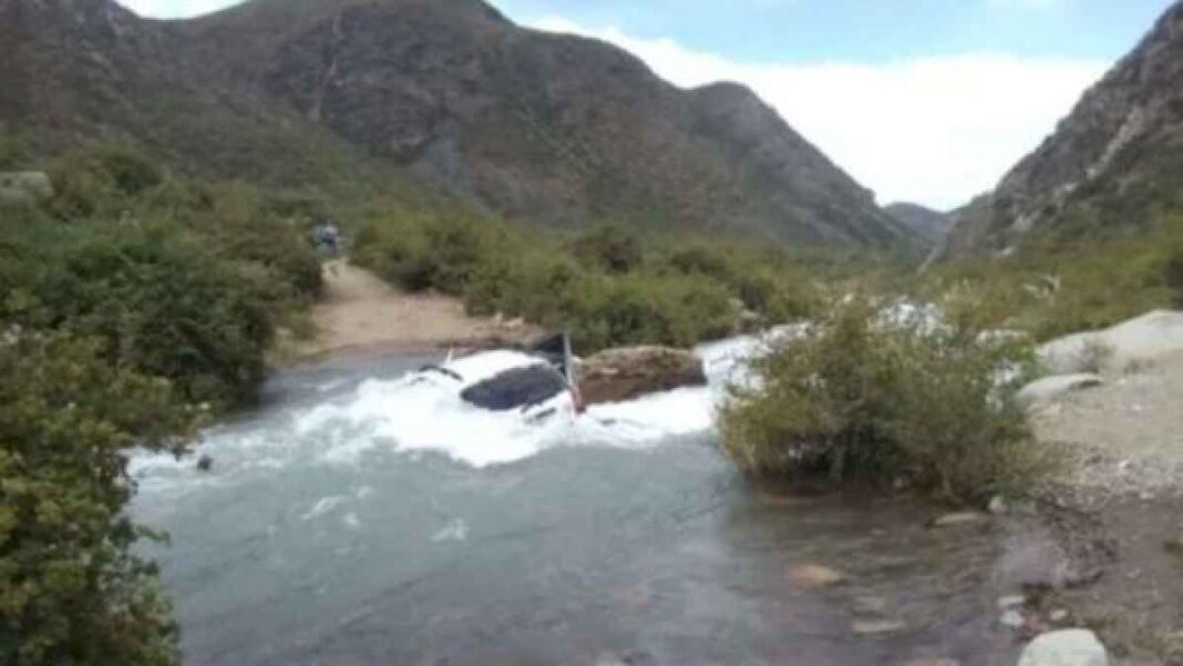 mendoza:-una-camioneta-cayo-desde-7-metros-a-un-arroyo-y-murio-ahogada-la-pareja-del-conductor