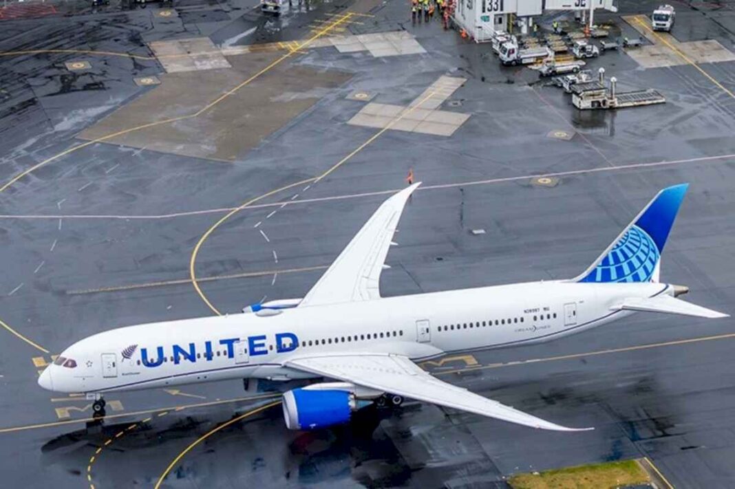 emergencia-en-el-avion:-un-vuelo-de-united-airlines-debio-aterrizar-en-florida-tras-una-alerta-por-posible-falla-mecanica