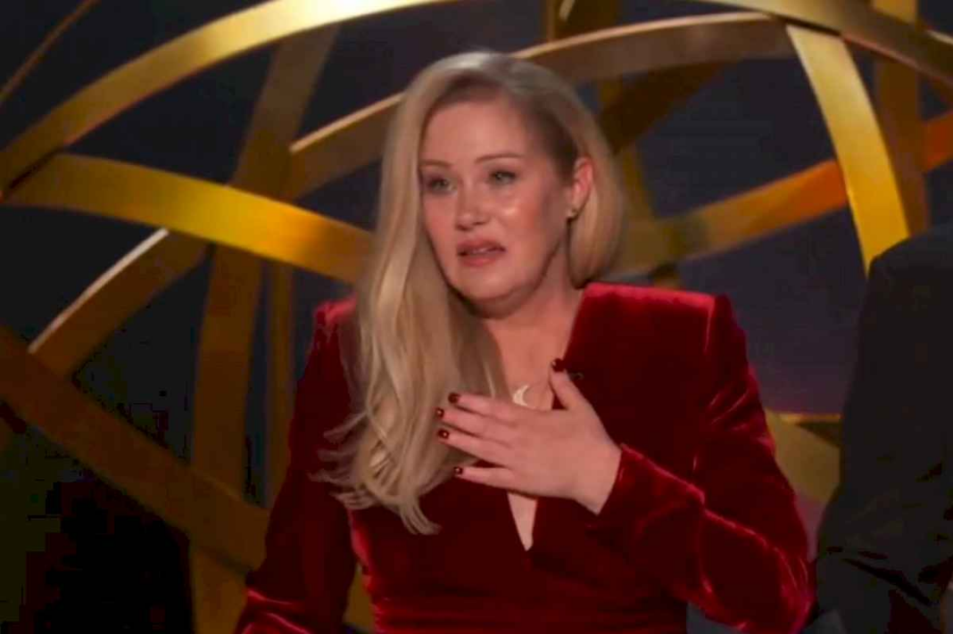 christina-applegate-reaparecio-en-los-premios-emmy-y-lloro-ante-la-ovacion-que-recibio