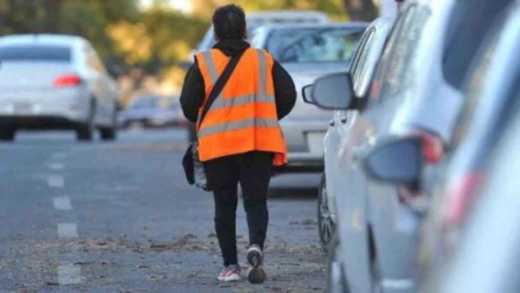 buscan-prohibir-la-actividad-de-los-naranjitas-y-cuidacoches-en-cordoba