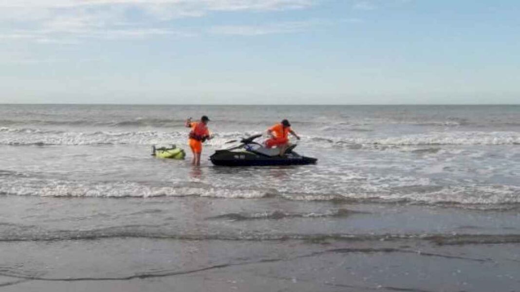 intensa-busqueda-de-un-joven-que-desaparecio-despues-de-meterse-al-mar-en-monte-hermoso