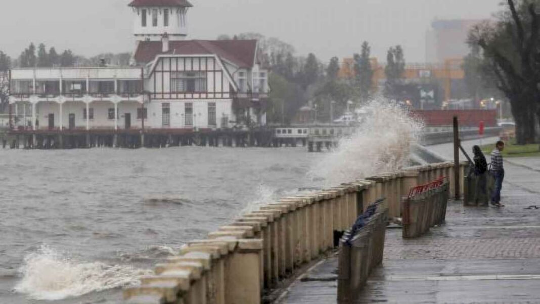 alerta-por-crecida-en-el-rio-de-la-plata:-la-marea-supero-los-3-metros-en-caba-y-se-espera-un-pico-para-las-23