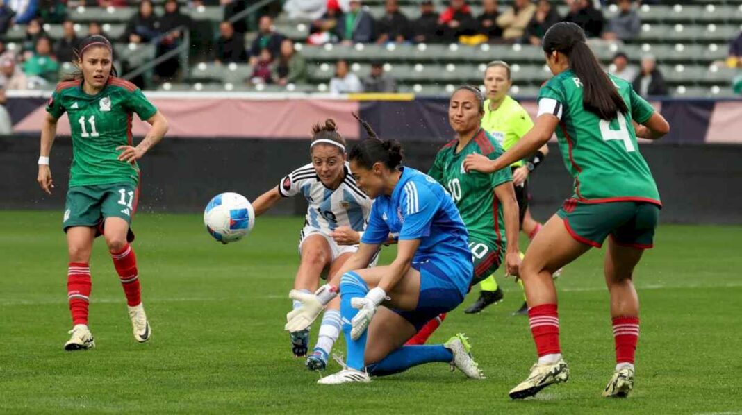 futbol-femenino:-la-seleccion-argentina-empato-ante-mexico-en-su-debut-en-la-copa-oro
