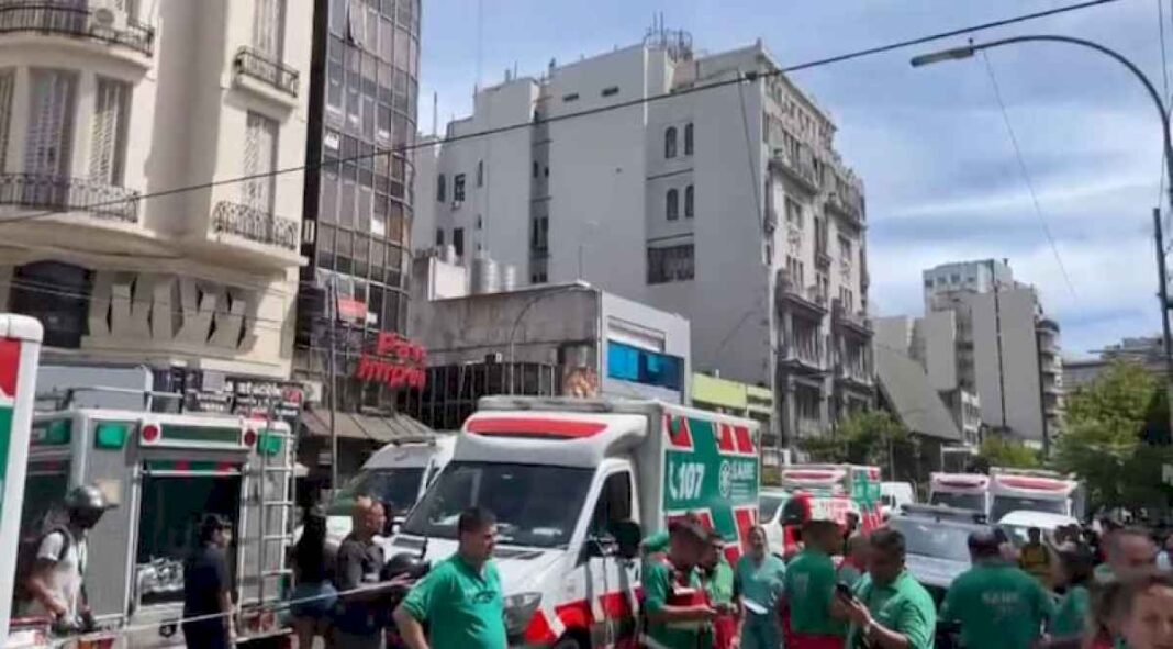 incendio-en-balvanera:-al-menos-tres-ninos-y-una-madre-quedaron-atrapados-en-un-balcon