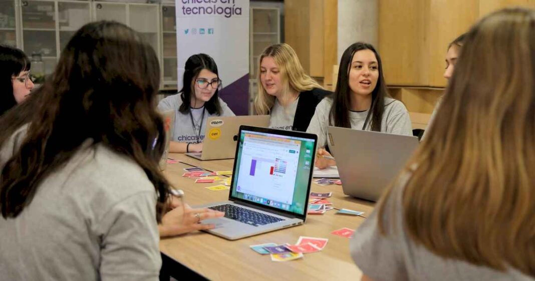 chicas-en-tecnologia:-cada-vez-menos-mujeres-eligen-carreras-universitarias-tech