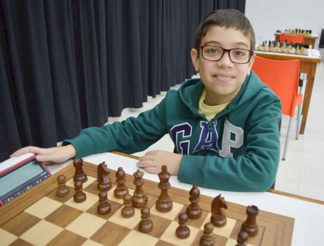 bombazo-en-el-ajedrez:-el-argentino-de-10-anos,-faustino-oro,-le-gano-una-partida-al-mejor-del-mundo