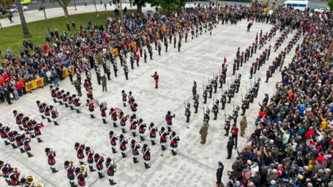 plaza-de-mayo:-los-regimientos-de-granaderos,-patricios-e-iriarte-realizaron-en-simultaneo-el-cambio-de-guardia