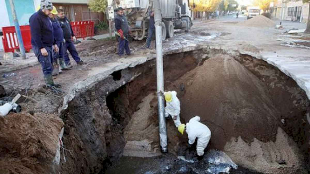 incidente-vial-en-rio-cuarto:-la-subida-de-napas-freaticas-habria-provocado-el-socavon