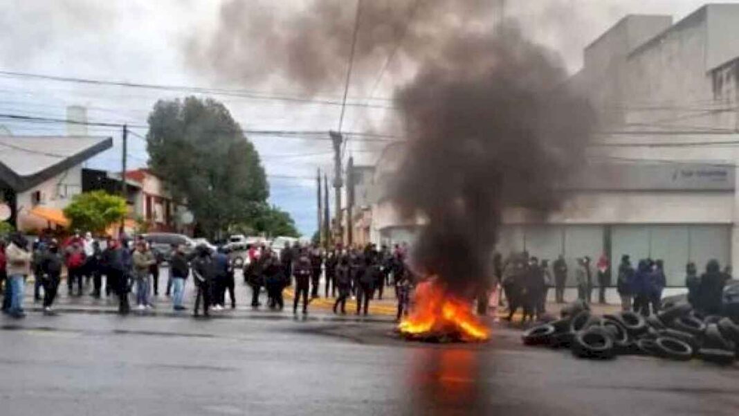 misiones:-policias-de-posadas-se-acuartelaron-en-reclamo-por-un-aumento-salarial-y-bullrich-convoco-un-comite-de-crisis