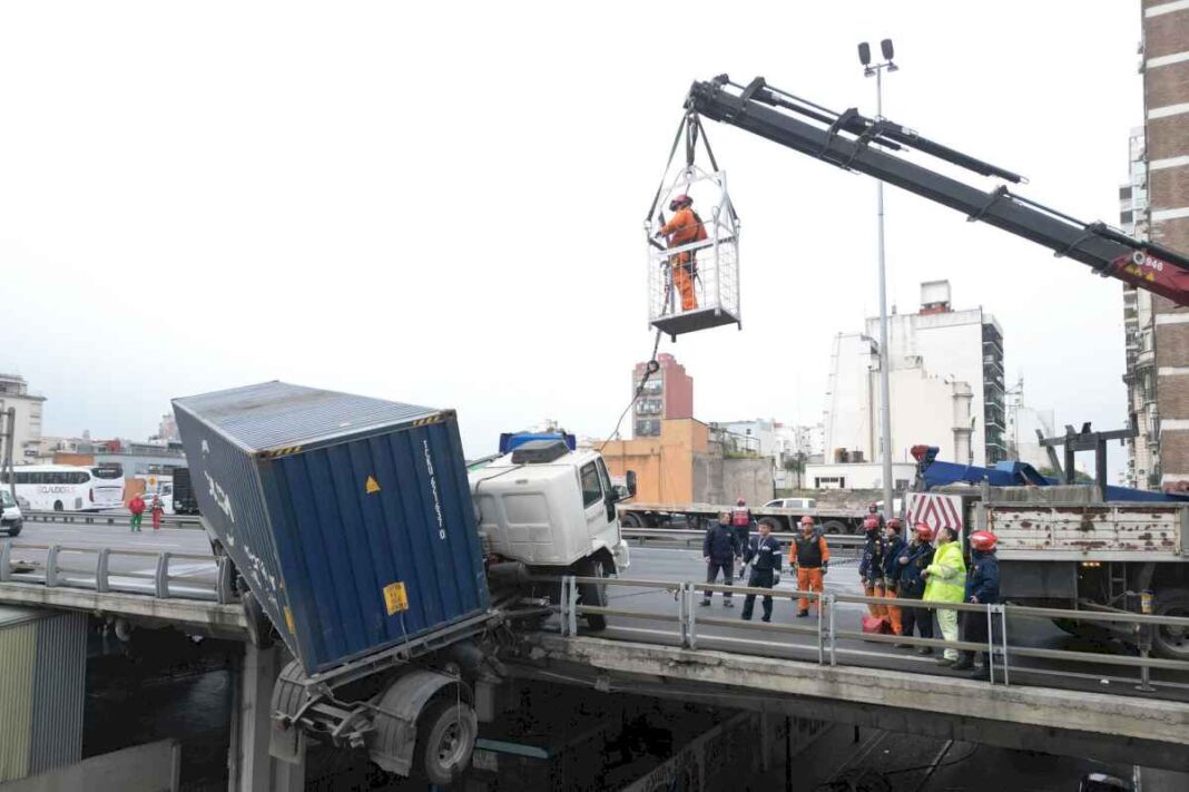 el-momento-en-que-el-conductor-pierde-el-control-del-camion,-choca-y-queda-colgado-de-la-autopista