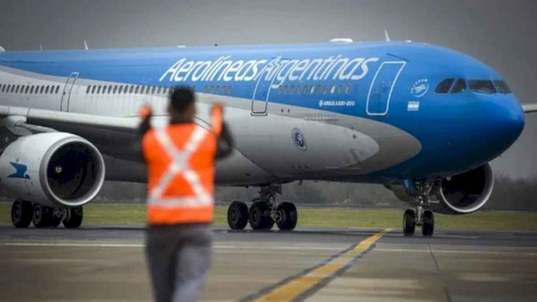 aerolineas-argentinas-no-se-privatiza-y-podria-fusionarse-con-otra-empresa