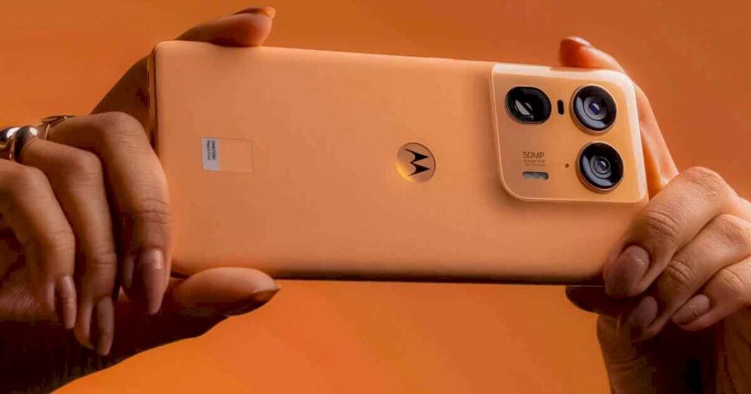 motorola-edge-50-ultra-ya-esta-disponible-en-argentina:-cuanto-cuesta-el-«tanque»-de-gama-alta-mas-barato-del-mercado