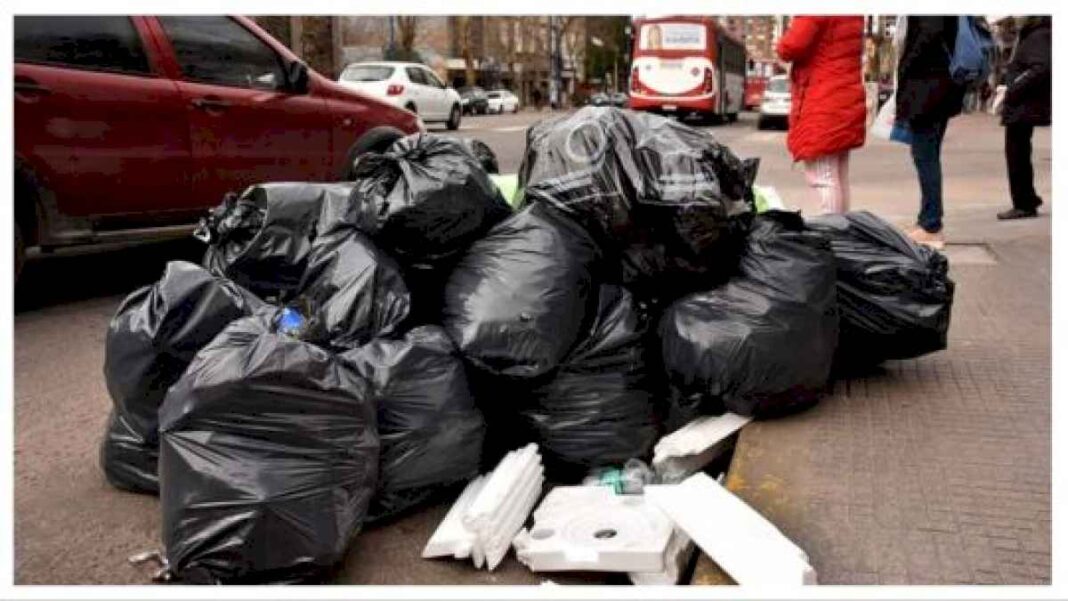 por-una-medida-de-fuerza-del-sindicato-de-moyano,-la-ciudad-de-buenos-aires-acumula-basura-en-las-veredas