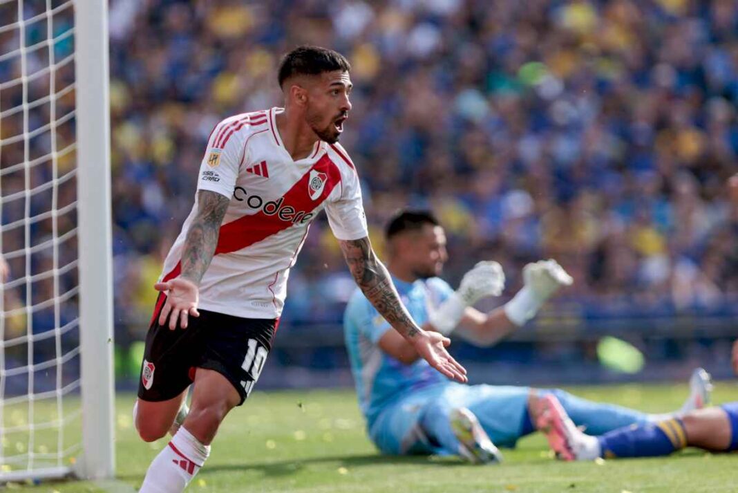 el-gol-de-lanzini-para-river-ante-boca-en-la-bombonera:-remate-de-colidio,-error-de-romero-y-definicion-del-10