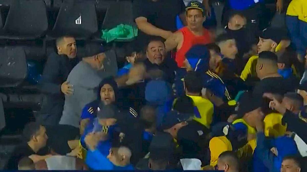 graves-incidentes-entre-barras-de-boca-y-gimnasia:-riquelme-entro-a-la-tribuna-para-frenar-la-pelea