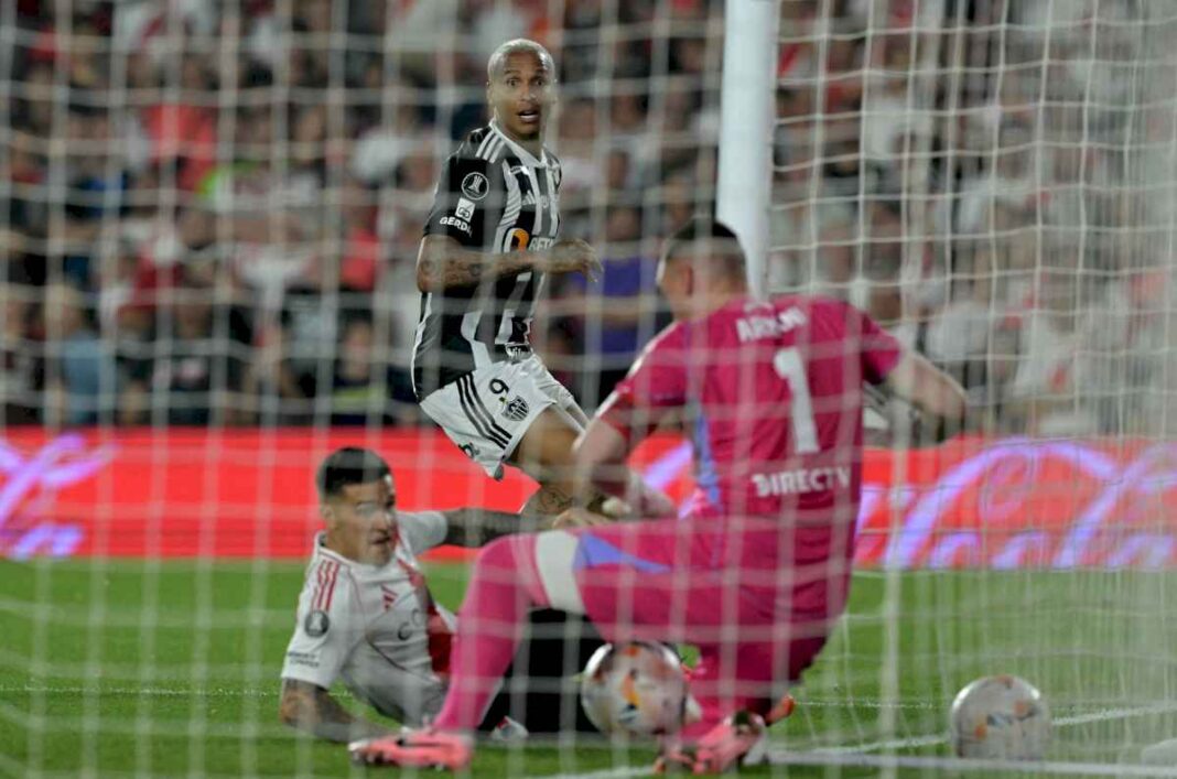 river-–-atletico-mineiro:-el-penal-que-reclamaron-los-brasilenos-y-una-salvada-milagrosa