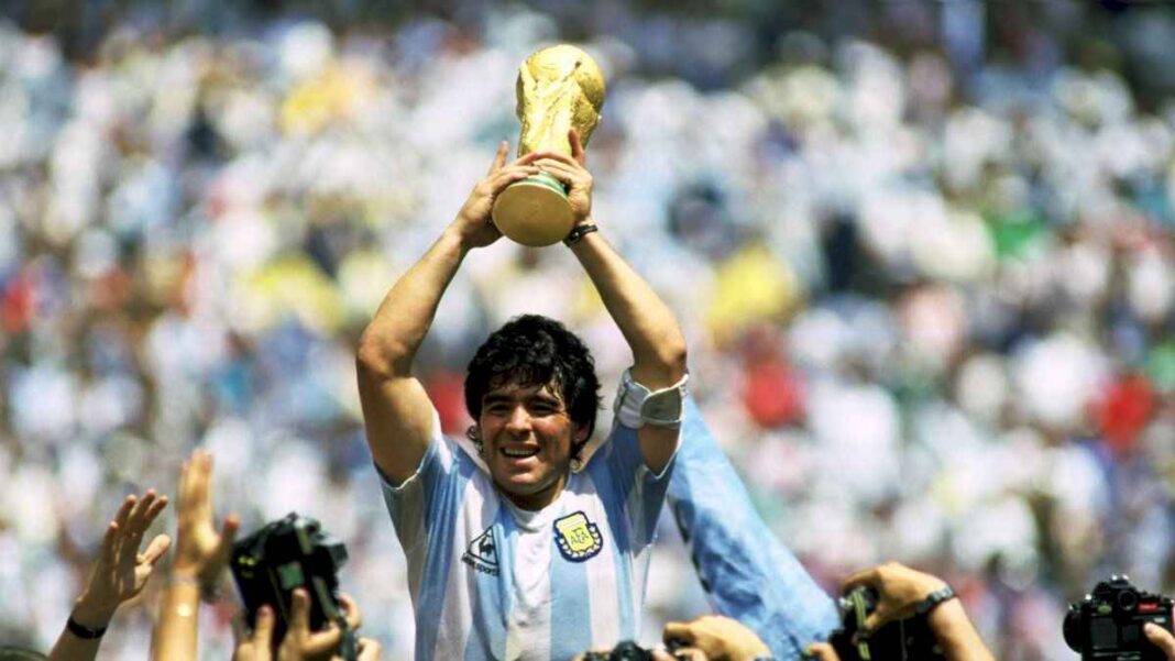 el-saludo-eterno:-maradona-cumpliria-64-anos