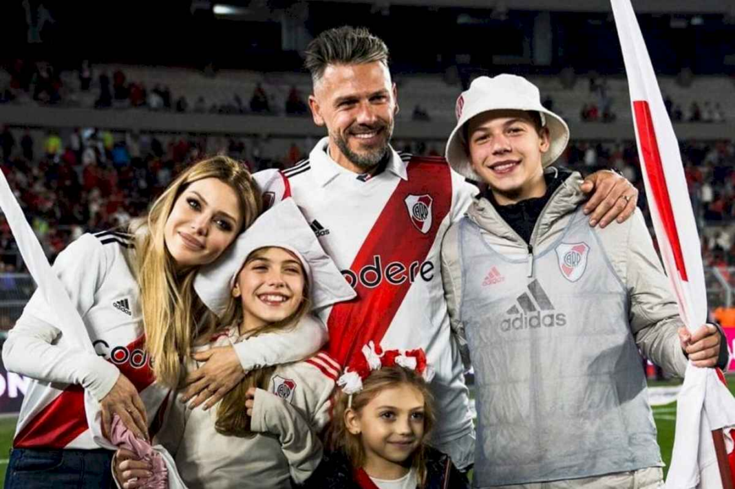 evangelina-anderson-mostro-la-emocion-de-su-hijo-en-el-recibimiento-de-river-y-un-detalle-se-robo-toda-la-atencion