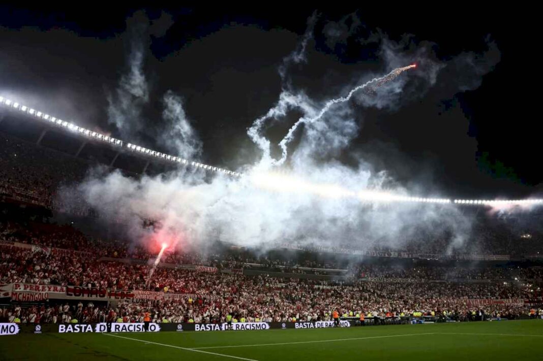 malas-noticias-para-river:-el-gobierno-porteno-clausuro-el-monumental-por-las-bengalas-en-el-partido