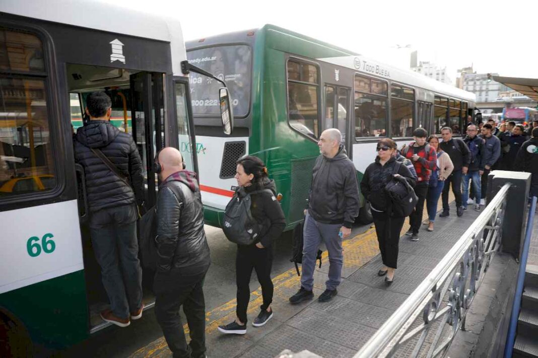 reunion-clave-en-la-secretaria-de-trabajo-para-intentar-levantar-el-paro-de-colectivos