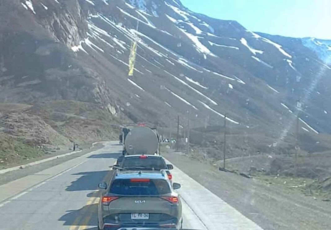 una-verguenza-total:-quejas,-enojo-y-hasta-10-horas-de-espera,-la-odisea-de-miles-de-turistas-chilenos-para-cruzar-a-mendoza