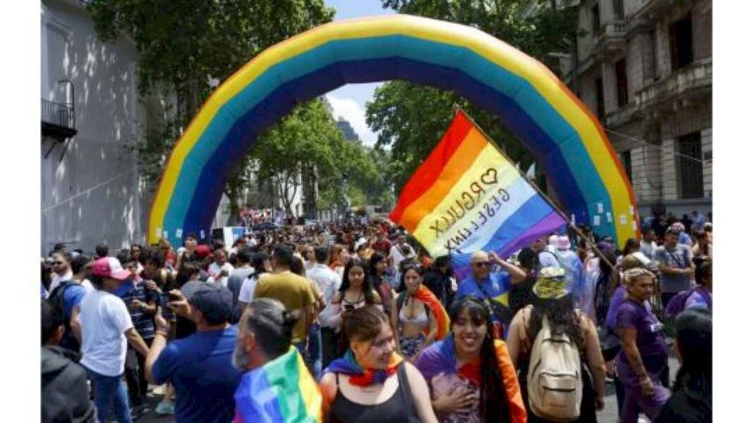 cambio-de-epoca:-sin-apoyo-gubernamental-se-hace-la-primera-marcha-del-orgullo-lgbtiq+