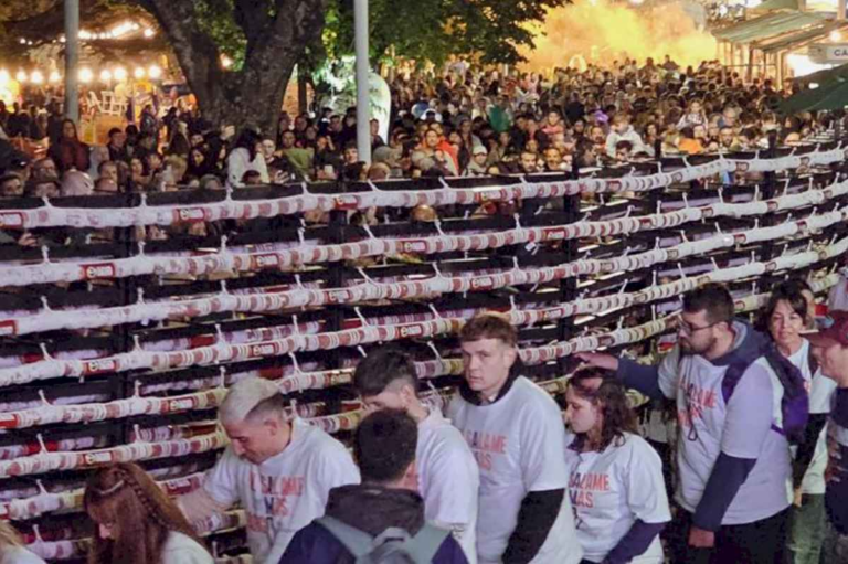 nueva-conquista.-una-ciudad-dio-el-batacazo-con-el-salame-mas-largo-del-mundo:-midio-401,73-metros-y-peso-unos-700-kilos