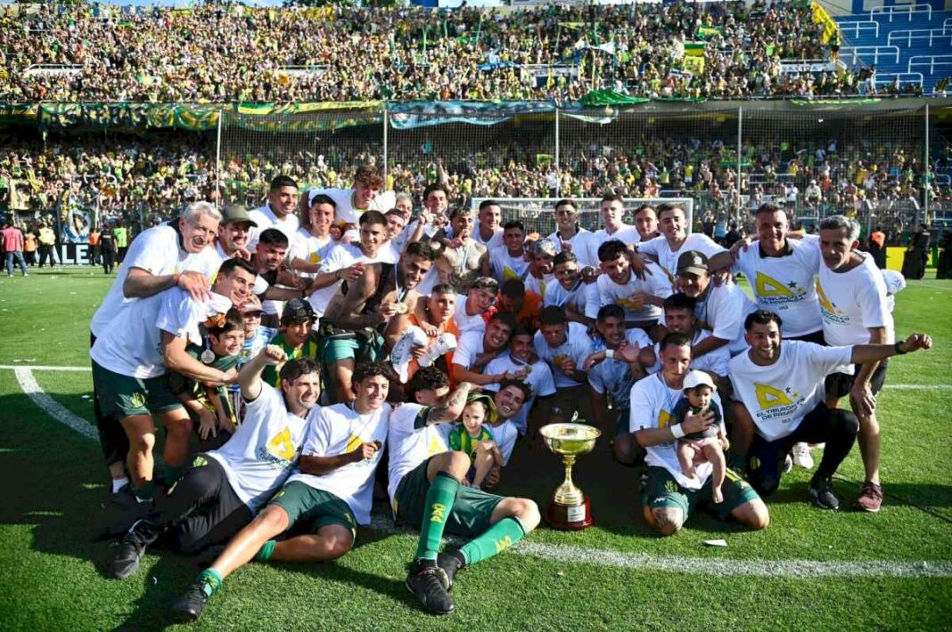 aldosivi-vuelve-a-primera-division:-le-gano-a-san-martin-de-tucuman-2-0-y-es-el-primer-ascendido-a-la-liga-profesional
