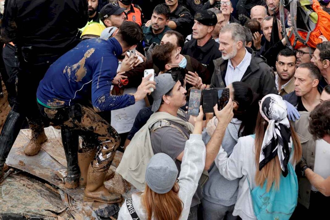 valencia:-los-reyes-de-espana-y-pedro-sanchez-fueron-abucheados-por-vecinos-enfurecidos-durante-su-visita-a-las-zonas-afectadas-por-las-inundaciones