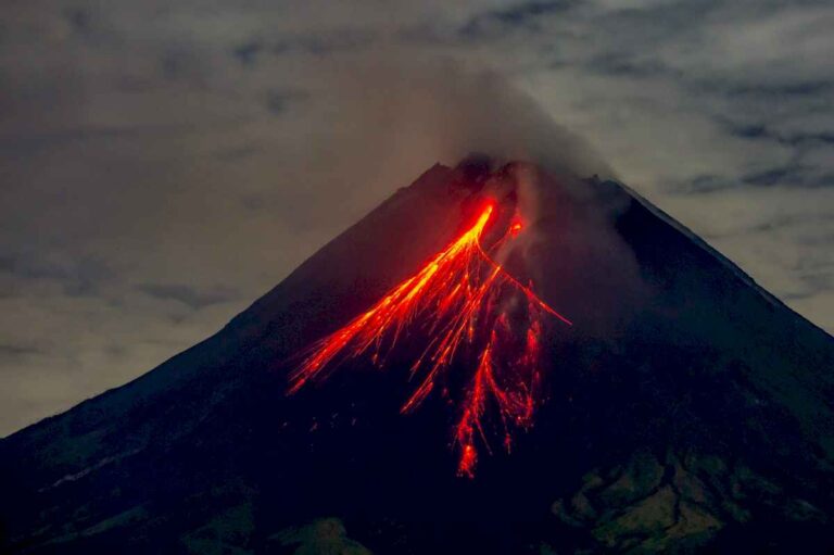 al-menos-seis-muertos-y-casas-arrasadas-tras-la-erupcion-de-un-poderoso-volcan-en-indonesia
