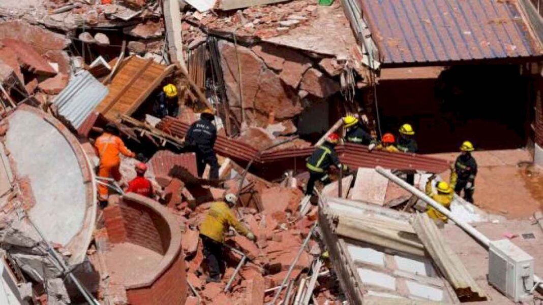 hotel-dubrovnik:-mientras-el-operativo-de-rescate-estuvo-suspendido-por-el-temporal,-revelaron-el-video-del-momento-del-derrumbe