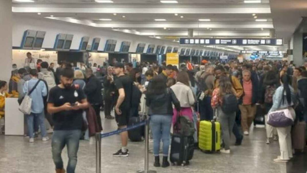 el-gobierno-denuncio-a-los-gremiospor-las-asambleas-en-aeroparque:-«pasajeros-descompuestos-y-con-ataque-de-panico»