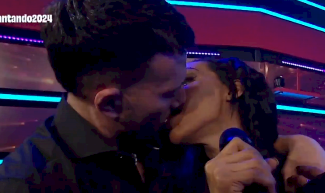 el-apasionado-beso-de-mimi-alvarado-con-martin-salwe-en-el-cantando-que-sorprendio-a-todos