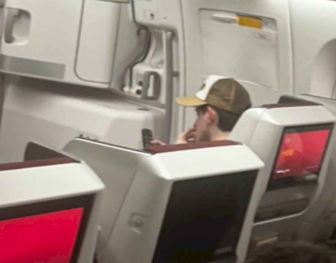 el-tuitero-libertario-que-se-cruzo-con-dillom-en-un-avion-le-respondio-tras-el-episodio