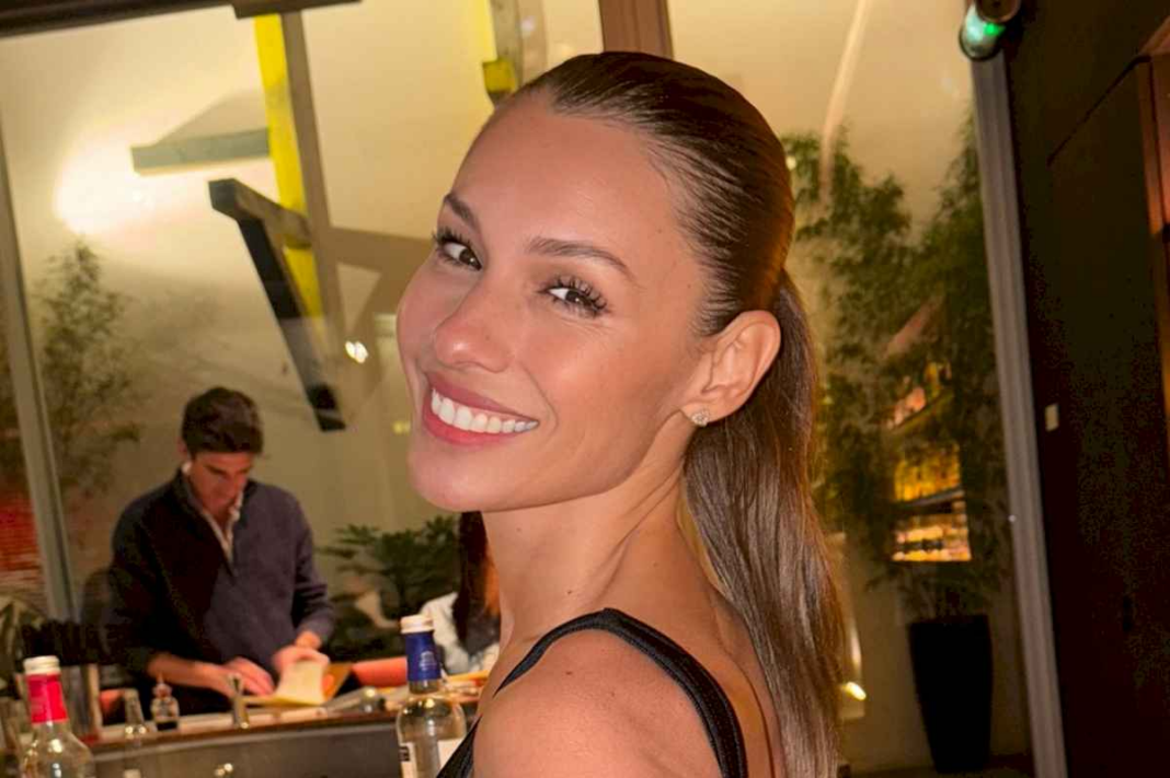 de-viaje-por-paris,-pampita-compartio-una-foto-y-sus-seguidores-no-dejaron-pasar-un-detalle-de-su-mano