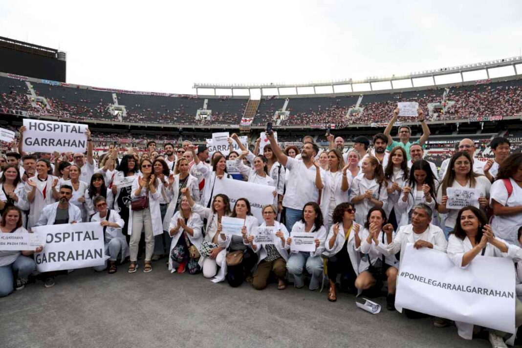 un-reclamo-visibilizado:-el-inesperado-homenaje-a-trabajadores-del-garrahan-en-la-cancha-de-river-antes-del-partido