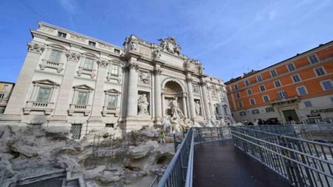 se-inauguro-la-pasarela-para-regular-el-«boom»-de-turistas-en-la-fontana-di-trevi