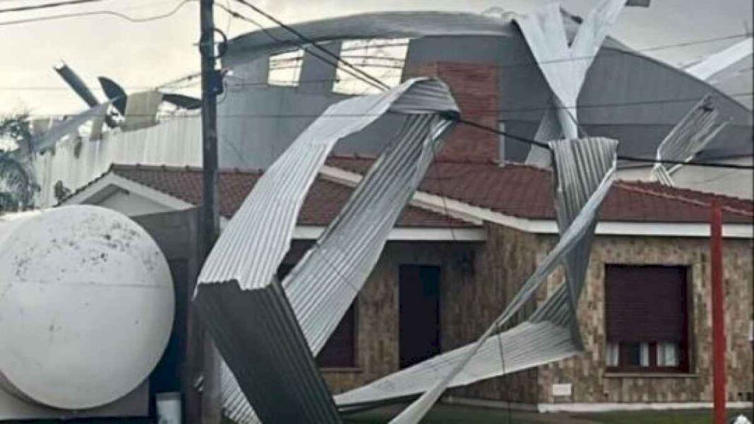 la-playosa:-voladura-de-techos,-caida-de-arboles-y-postes-de-luz-por-el-temporal