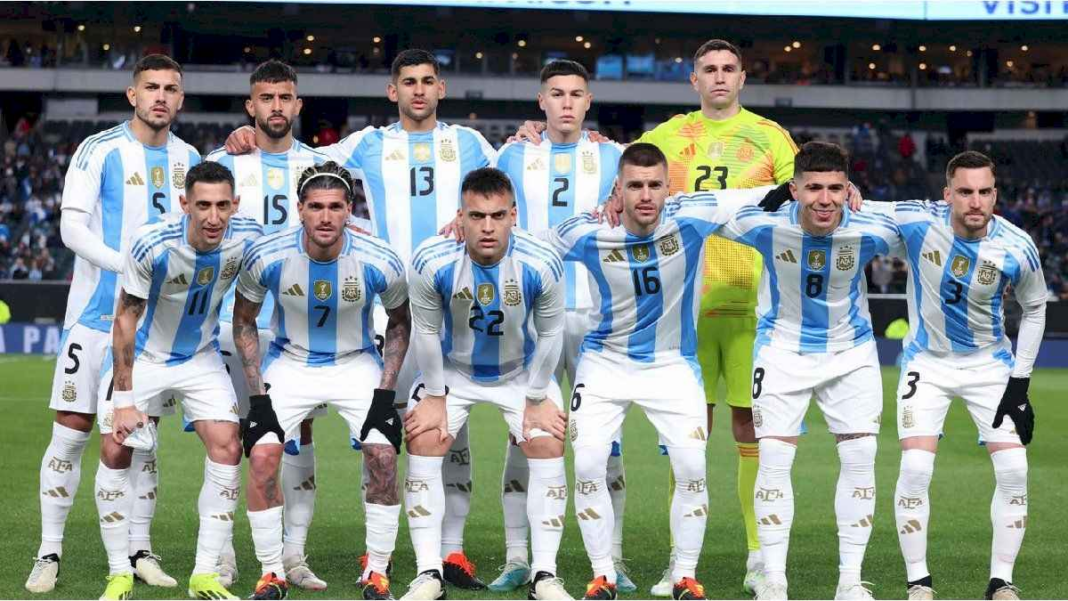 la-seleccion-argentina-visita-a-paraguay-por-eliminatorias:-horario,-tv-y-formaciones