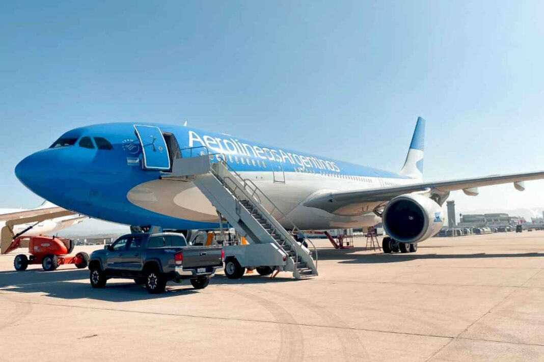aerolineas-argentinas:-tras-la-resistencia-de-los-pilotos,-las-negociaciones-entran-en-un-cuarto-intermedio-hasta-este-martes