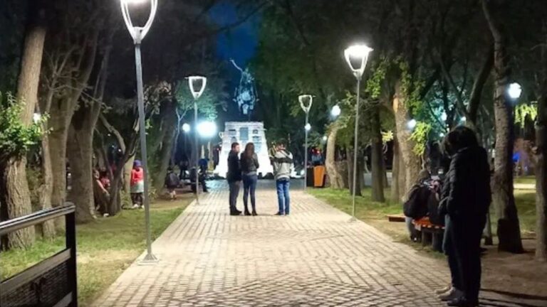 Santa Cruz: un nene tocó un poste de luz en una plaza y se electrocutó