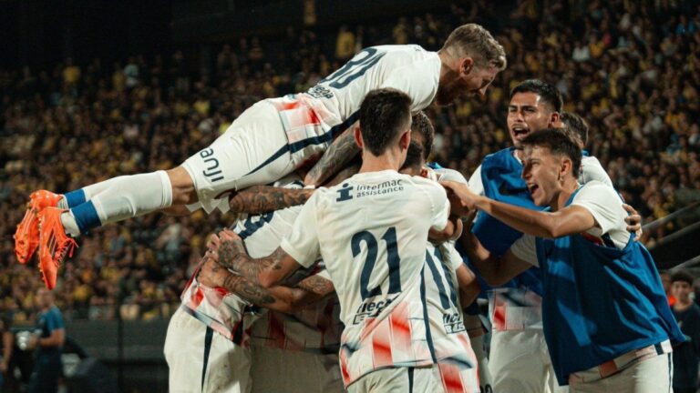 San Lorenzo venció 1-0 a Peñarol sobre el final en la Serie Río de la Plata