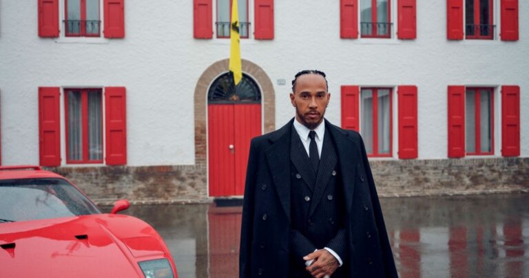 Lewis Hamilton y la primera foto oficial con Ferrari: «Siempre soñé con correr de rojo»