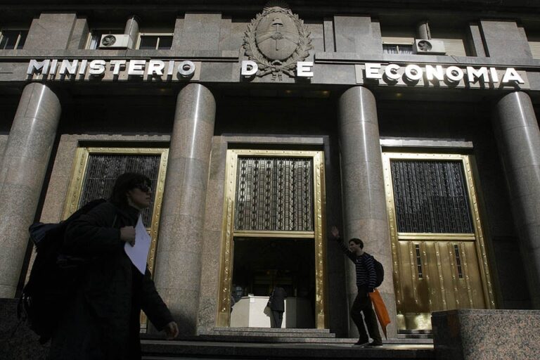 Con un canje de títulos, Economía busca postergar vencimientos de la deuda