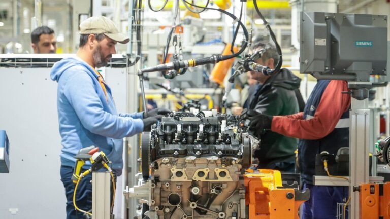 La economía volvió a mejorar en noviembre y registró su primer aumento interanual en seis meses