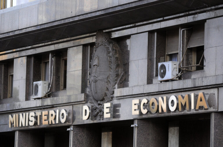 Siguen bajando las reservas en dólares
